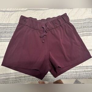 Lululemon on the fly 2.5” shorts size 4